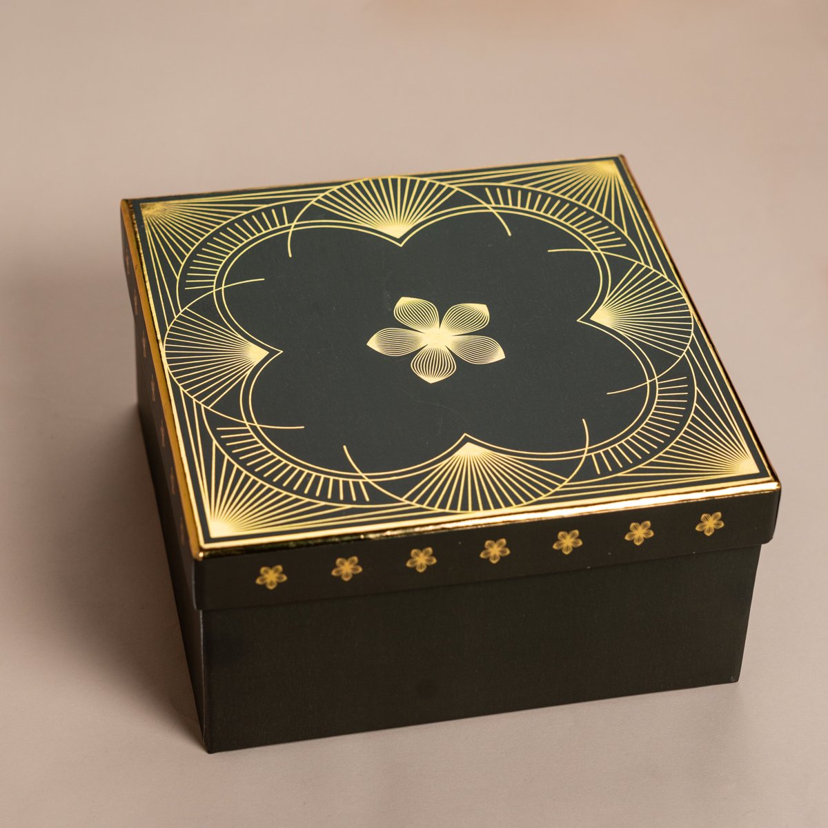 Utsav Olive Green Gift Box Main image