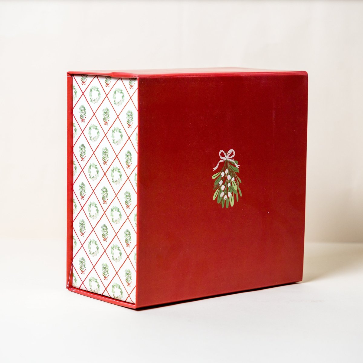 Mistletoe Red Magnetic Box Main image
